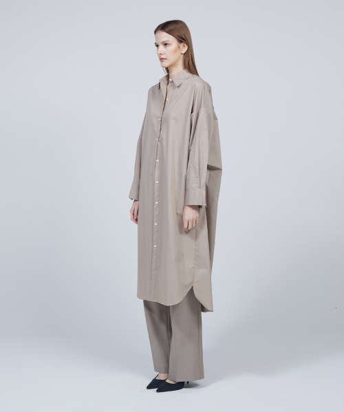 MMAM（ムアム）の「[ESSENTIAL] Logo embroidered long shirt dress（ワンピース・レディース・ベージュ・FREE）」の2枚目の写真