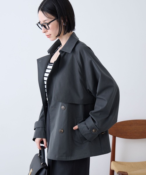 Aunely(オーネリー)の「【Aunely】奥ゆかしぃルエット 撥水 ショート トレンチ コート/ 静電防止 & マシンウォッシュ<YOSOOIシリーズ>(トレンチコート・レディース・ベージュ/チャコールグレー・M/L)」の13枚目の写真