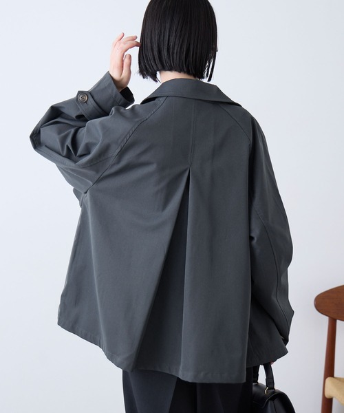 Aunely(オーネリー)の「【Aunely】奥ゆかしぃルエット 撥水 ショート トレンチ コート/ 静電防止 & マシンウォッシュ<YOSOOIシリーズ>(トレンチコート・レディース・ベージュ/チャコールグレー・M/L)」の14枚目の写真