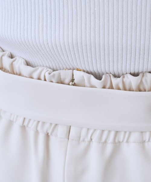 La boutique BonBon（ラブティックボンボン）の「【今すぐお届け！・オフィスで差がつく】ベルト付きナロースカート（スカート・レディース・オフホワイト/ライトグレー/ネイビー・38/34/36）」の4枚目の写真