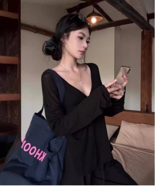Ritzy(リッツィー)の「シアールーズシルエットVネックカットソー(Tシャツ/カットソー・レディース・ベージュ/ホワイト/ブラック・MEDIUM/LARGE)」の2枚目の写真