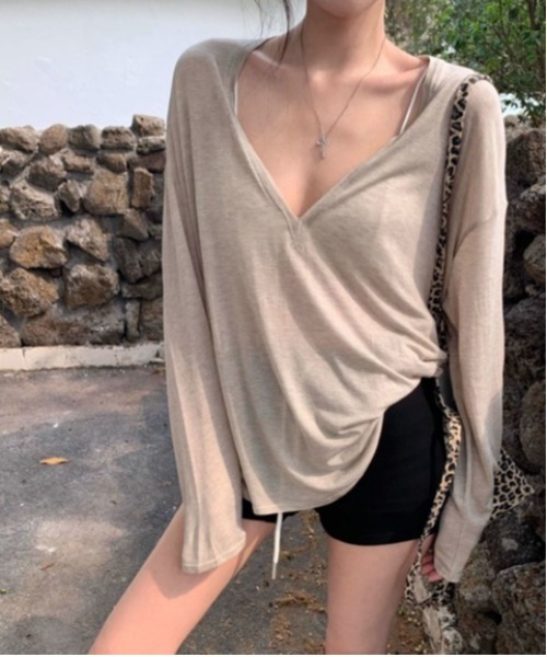 Ritzy(リッツィー)の「シアールーズシルエットVネックカットソー(Tシャツ/カットソー・レディース・ベージュ/ホワイト/ブラック・MEDIUM/LARGE)」の6枚目の写真