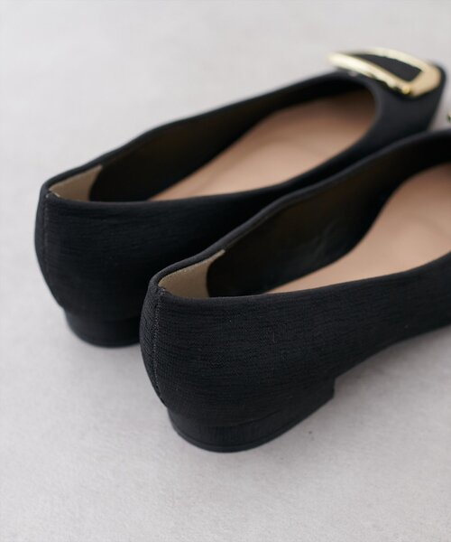 natural couture（ナチュラルクチュール）の「バックルポイントパンプス（パンプス・レディース・ブラック/ピンクベージュ/グレー・LARGE/MEDIUM）」の7枚目の写真