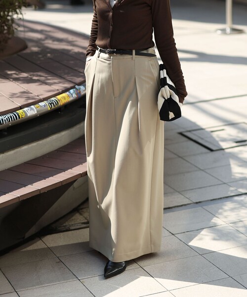 MAQWEL(マクウェル)の「【MAQWEL/マクウェル】タックロングスカート(スカート・レディース・ベージュ/ネイビー・M/S)」の1枚目の写真