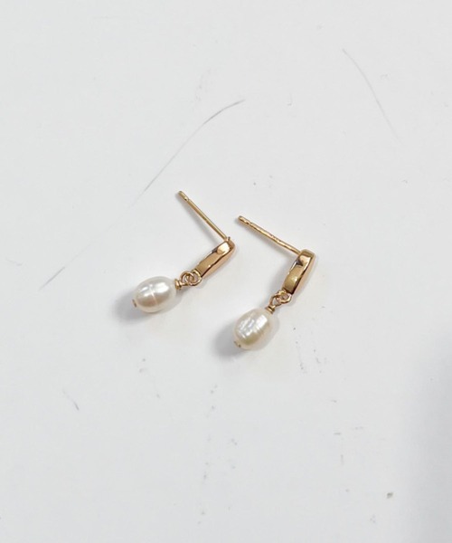 yu-ka(ユーカ)の「YU-KA:リーフドロップ パールピアス leaf drop Pearl pierce(ピアス(両耳用)・レディース・ゴールド・FREE)」の4枚目の写真