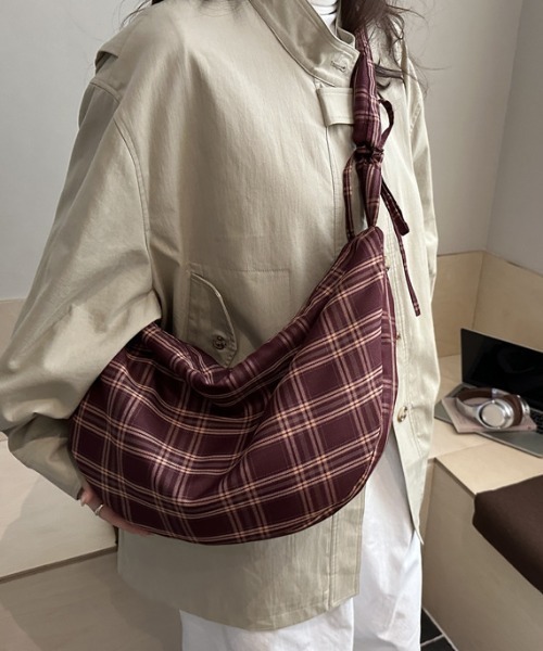 Teem Store(チームストア)の「シャーリングチェックハーフムーンショルダーバッグ(ショルダーバッグ・レディース・レッド/グリーン/ピンク・F)」の3枚目の写真
