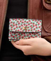 COACH（コーチ）の「エッセンシャル ミニ トライフォールド ウォレット・ストロベリー プリント（財布）」