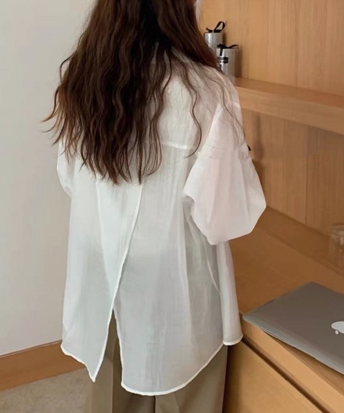 mielu(ミエル)の「バックスリットシアーシャツ(シャツ/ブラウス・レディース・ピンク/ブルー/ホワイト・MEDIUM/LARGE)」の7枚目の写真