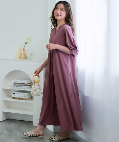 SMILE LAND(スマイルランド)の「<大きいサイズ>美ラクRUタッチキーネックワンピース(接触冷感・抗菌防臭・UVカット・遮熱)(ワンピース・レディース・プラム/ブラック/カーキ系・5L~6L/3L~4L/L~LL)」の6枚目の写真
