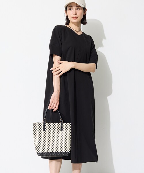 INDIVI（インディヴィ）の「【撥水／UVケア／SETUP可能】軽量ベルト付きAラインワンピース（ワンピース・レディース・ブラック/ベージュ/ブルー系その他・05/13/15 /38/19/34）」の2枚目の写真