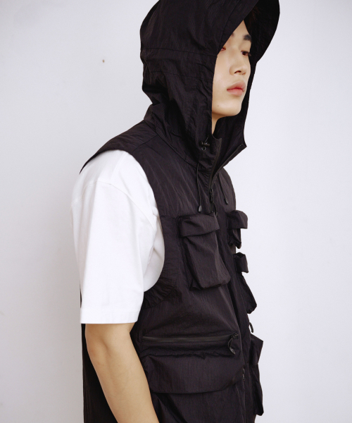 KALAPATTHAR(カラパタール)の「MULTI POCKET NYLON HOODED VEST - BLACK(ベスト・メンズ・その他・MEDIUM/LARGE)」の2枚目の写真