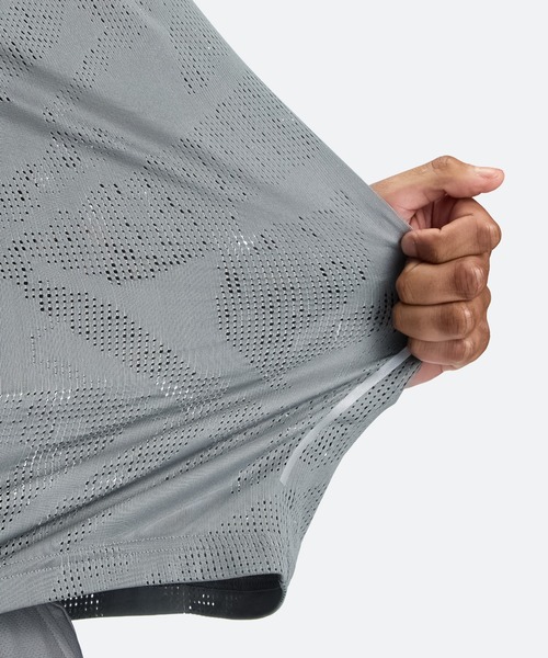 UNDER ARMOUR(アンダーアーマー)の「UAクール プロ ベント ショートスリーブ Tシャツ(トレーニング/メンズ)(Tシャツ/カットソー・メンズ・グレー・XL/L/M/S/3XL/2XL)」の2枚目の写真