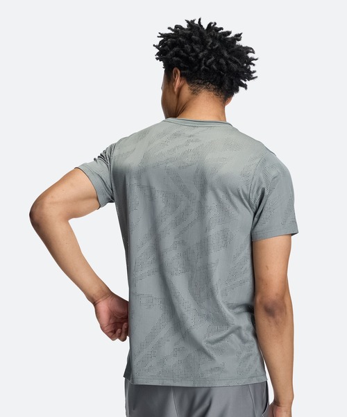 UNDER ARMOUR(アンダーアーマー)の「UAクール プロ ベント ショートスリーブ Tシャツ(トレーニング/メンズ)(Tシャツ/カットソー・メンズ・グレー・XL/L/M/S/3XL/2XL)」の4枚目の写真