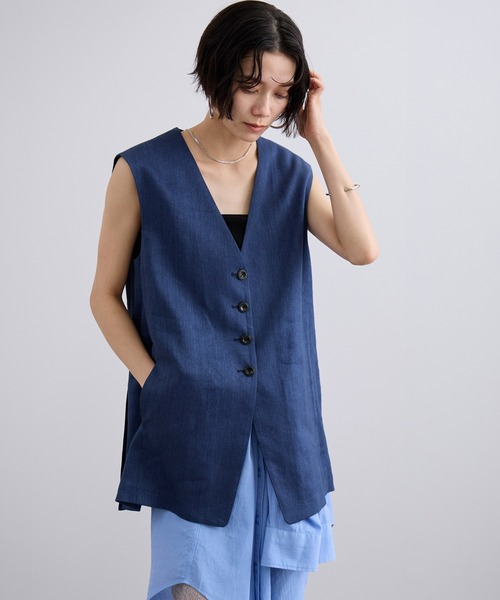 SALON adam et rope'(サロン アダム エ ロペ)の「NALYAビスコース・麻ツイルジレ / セットアップ対応(ベスト・レディース・ブルー系その他2/キナリ/ブラック・FREE)」の1枚目の写真