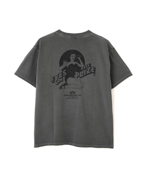 Alpha Industries(アルファインダストリーズ)の「【日本限定】Alpha Industries/アルファ インダストリーズ/EYES ON THE PRIZE PIN‐UP T‐SHIRT/アイズ オン ザ プライズ ピンナップTシャツ(Tシャツ/カットソー・メンズ・オリーブ系/チャコール/ホワイト系2・2XL/S/XL/M/L)」の3枚目の写真
