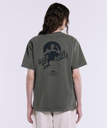Alpha Industries（アルファインダストリーズ）の「【日本限定】Alpha Industries/アルファ インダストリーズ/EYES ON THE PRIZE PIN‐UP T‐SHIRT/アイズ オン ザ プライズ ピンナップTシャツ（Tシャツ/カットソー）」