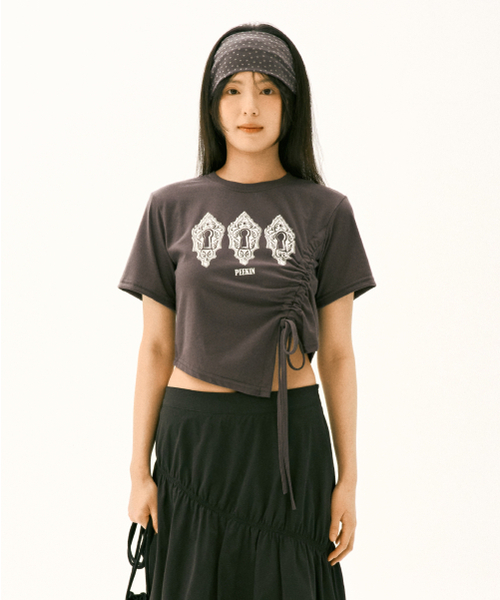 And Again(アンドアゲイン)の「キーホールグラフィックストリングTシャツ(チャコール)(Tシャツ/カットソー・レディース・その他・FREE)」の1枚目の写真