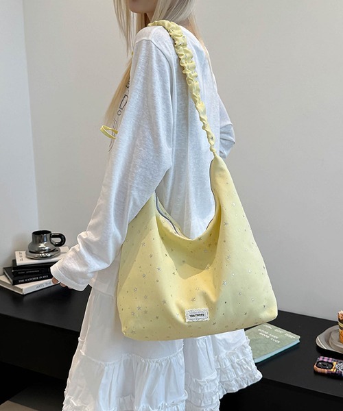LA VORAGINE(ラ ヴォラジネ)の「A4対応大容量スターデザインドロストショルダーバッグ(ショルダーバッグ・レディース・ブラック/ブルー/グリーン/ピンク/イエロー/ベージュ・FREE)」の5枚目の写真