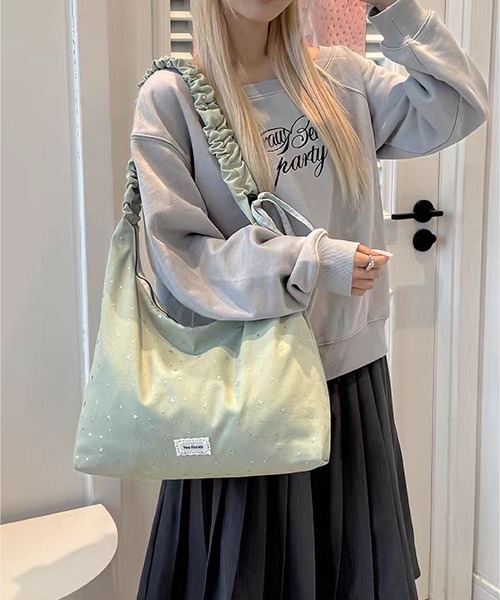 LA VORAGINE(ラ ヴォラジネ)の「A4対応大容量スターデザインドロストショルダーバッグ(ショルダーバッグ・レディース・ブラック/ブルー/グリーン/ピンク/イエロー/ベージュ・FREE)」の17枚目の写真