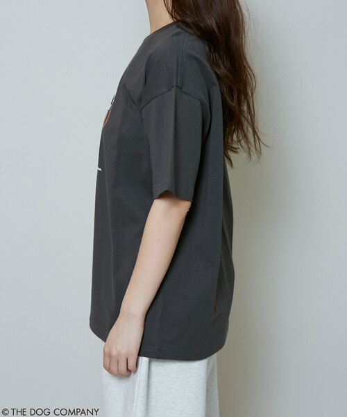 PUBLUX(パブリュクス)の「PUBLUX/パブリュクス THE DOG / ぬいぐるみ アート Tシャツ 限定展開(Tシャツ/カットソー・レディース・ネイビー/チャコールグレー/オフホワイト・フリ-)」の6枚目の写真
