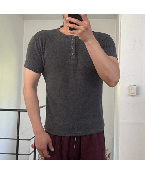 SENTAIR（センテア）の「リブドマッスルフィットヘンリーネック半袖Tシャツ _4カラー（Tシャツ/カットソー・メンズ・アイボリー/ブラック/チャコール/グレー・46/48）」の4枚目の写真