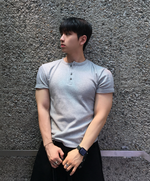 SENTAIR（センテア）の「リブドマッスルフィットヘンリーネック半袖Tシャツ _4カラー（Tシャツ/カットソー・メンズ・アイボリー/ブラック/チャコール/グレー・46/48）」の16枚目の写真