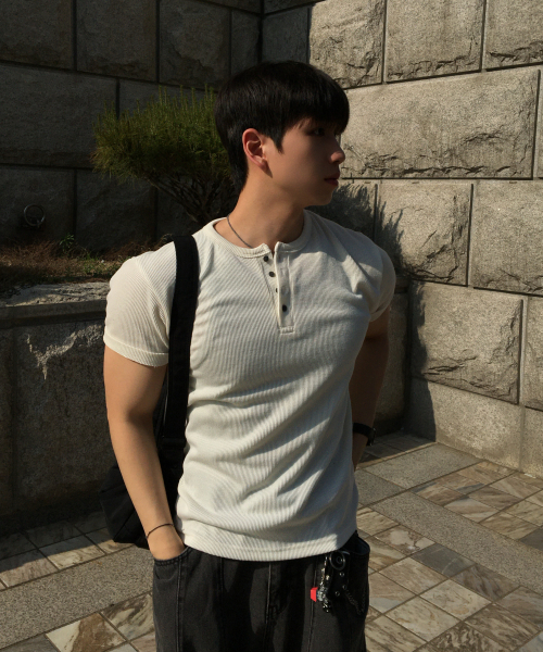SENTAIR（センテア）の「リブドマッスルフィットヘンリーネック半袖Tシャツ _4カラー（Tシャツ/カットソー・メンズ・アイボリー/ブラック/チャコール/グレー・46/48）」の15枚目の写真