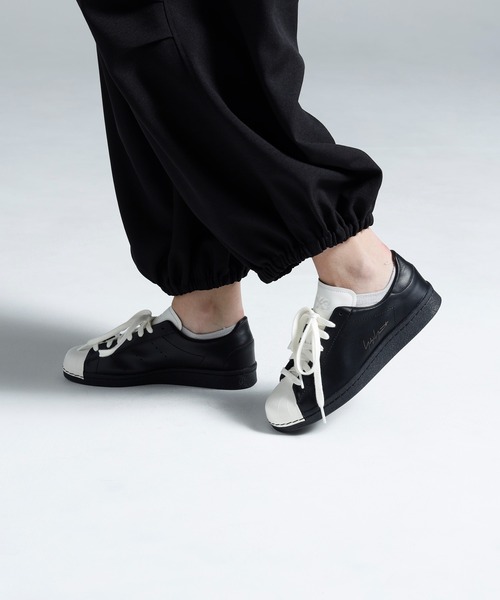 Y-3(ワイスリー)の「Y-3 SUPERSTAR(スニーカー・メンズ・ブラック×ホワイト・28.0cm/27.5cm/27.0cm/26.5cm/26.0cm/25.5cm/28.5cm/23.5cm/22.5cm/23.0cm/24.0cm/24.5cm/29.0cm/25.0cm/29.5cm)」の4枚目の写真