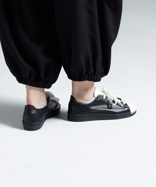 Y-3(ワイスリー)の「Y-3 SUPERSTAR(スニーカー・メンズ・ブラック×ホワイト・28.0cm/27.5cm/27.0cm/26.5cm/26.0cm/25.5cm/28.5cm/23.5cm/22.5cm/23.0cm/24.0cm/24.5cm/29.0cm/25.0cm/29.5cm)」の5枚目の写真