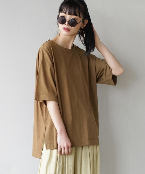 zootie(ズーティー)の「URBAN PLUS スリットTシャツ(Tシャツ/カットソー・レディース・オフホワイト/ラベンダー/ライトブルー/テラコッタ/ダークグリーン/ネイビー/アイボリー/ライトベージュ/スモークピンク/グレイッシュベージュ/ブラック/グレイッシュブルー/ブラウン系その他/チャコール・フリー)」の6枚目の写真