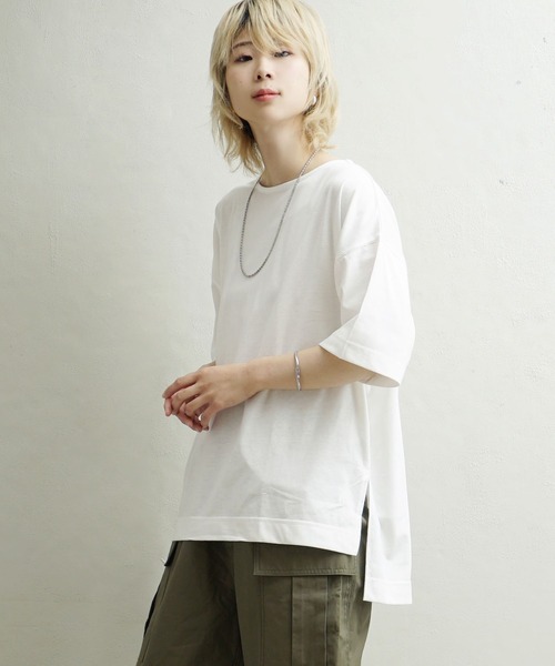 zootie(ズーティー)の「URBAN PLUS スリットTシャツ(Tシャツ/カットソー・レディース・オフホワイト/ラベンダー/ライトブルー/テラコッタ/ダークグリーン/ネイビー/アイボリー/ライトベージュ/スモークピンク/グレイッシュベージュ/ブラック/グレイッシュブルー/ブラウン系その他/チャコール・フリー)」の2枚目の写真