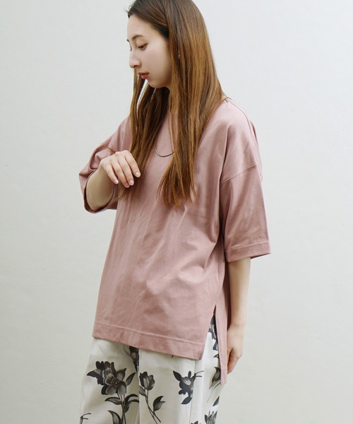 zootie(ズーティー)の「URBAN PLUS スリットTシャツ(Tシャツ/カットソー・レディース・オフホワイト/ラベンダー/ライトブルー/テラコッタ/ダークグリーン/ネイビー/アイボリー/ライトベージュ/スモークピンク/グレイッシュベージュ/ブラック/グレイッシュブルー/ブラウン系その他/チャコール・フリー)」の1枚目の写真