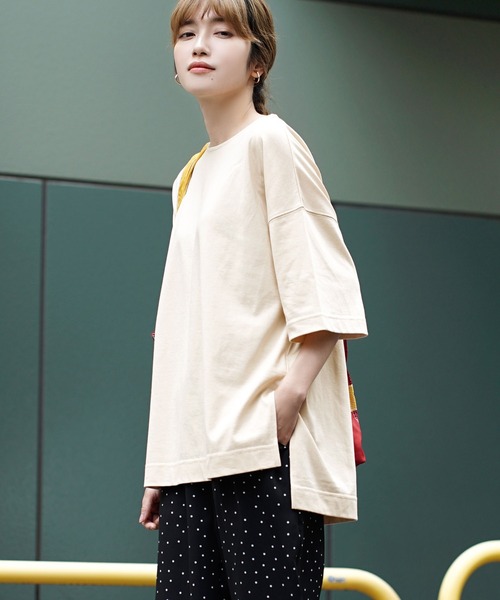 zootie(ズーティー)の「URBAN PLUS スリットTシャツ(Tシャツ/カットソー・レディース・オフホワイト/ラベンダー/ライトブルー/テラコッタ/ダークグリーン/ネイビー/アイボリー/ライトベージュ/スモークピンク/グレイッシュベージュ/ブラック/グレイッシュブルー/ブラウン系その他/チャコール・フリー)」の8枚目の写真