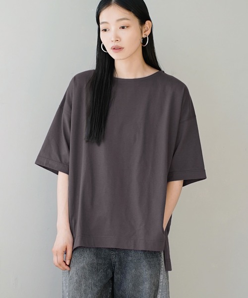 zootie(ズーティー)の「URBAN PLUS スリットTシャツ(Tシャツ/カットソー・レディース・オフホワイト/ラベンダー/ライトブルー/テラコッタ/ダークグリーン/ネイビー/アイボリー/ライトベージュ/スモークピンク/グレイッシュベージュ/ブラック/グレイッシュブルー/ブラウン系その他/チャコール・フリー)」の5枚目の写真