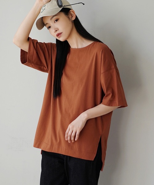 zootie(ズーティー)の「URBAN PLUS スリットTシャツ(Tシャツ/カットソー・レディース・オフホワイト/ラベンダー/ライトブルー/テラコッタ/ダークグリーン/ネイビー/アイボリー/ライトベージュ/スモークピンク/グレイッシュベージュ/ブラック/グレイッシュブルー/ブラウン系その他/チャコール・フリー)」の7枚目の写真