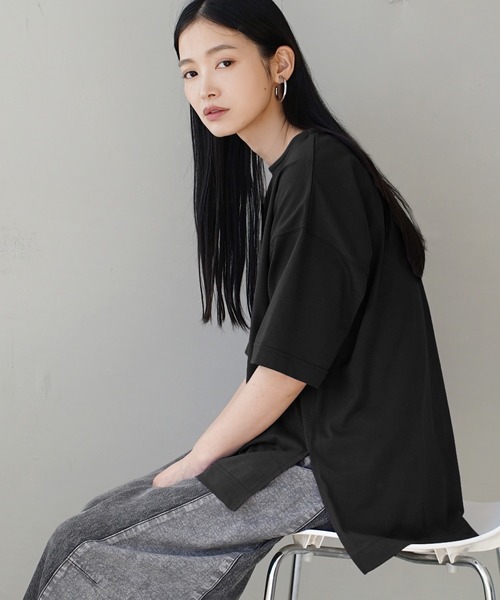 zootie(ズーティー)の「URBAN PLUS スリットTシャツ(Tシャツ/カットソー・レディース・オフホワイト/ラベンダー/ライトブルー/テラコッタ/ダークグリーン/ネイビー/アイボリー/ライトベージュ/スモークピンク/グレイッシュベージュ/ブラック/グレイッシュブルー/ブラウン系その他/チャコール・フリー)」の4枚目の写真