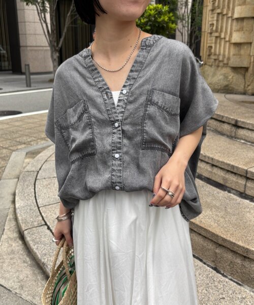Jena espace merveilleux(ジェナ エスパスメルヴェイユ)の「【サラサラ半袖デニム】テンセルフレンチシャツ(シャツ/ブラウス・レディース・サックスブルー/ブルー/グレー・FREE)」の2枚目の写真