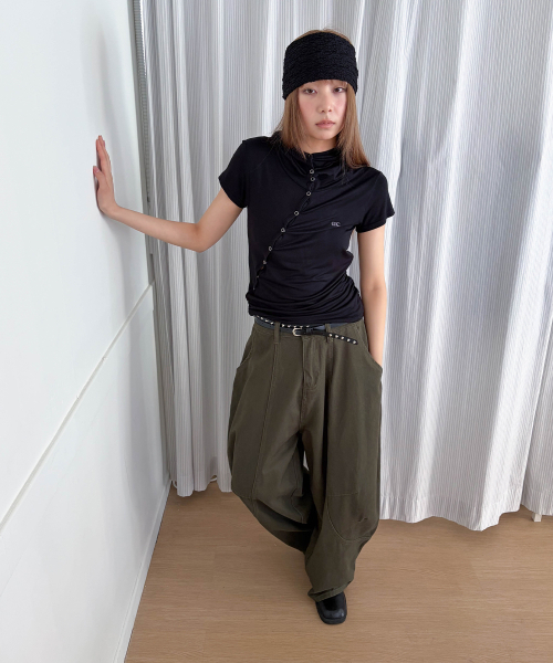 CHICKS(チックス)の「ラップボタンシャーリングスリム半袖フードブラック(Tシャツ/カットソー・レディース・ブラック・ONE SIZE)」の2枚目の写真
