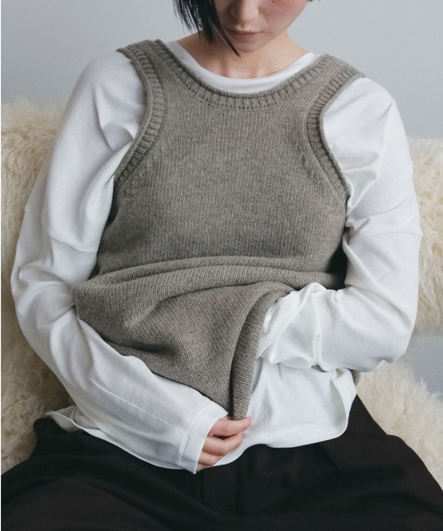 anuke(アンヌーク)の「Knit Long Tanktop(タンクトップ・レディース・グレイッシュベージュ/チャコールグレー・FREE)」の2枚目の写真