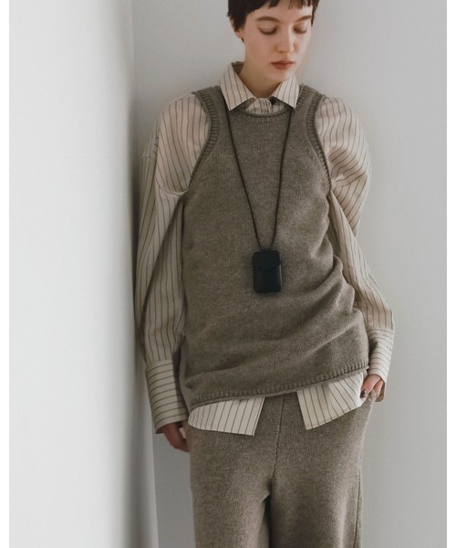 anuke(アンヌーク)の「Knit Long Tanktop(タンクトップ・レディース・グレイッシュベージュ/チャコールグレー・FREE)」の11枚目の写真