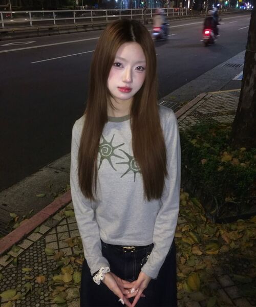 COIRIS(コイリス)の「ソルナ 配色 ラウンドネック 長袖Tシャツ 男女共用 (4カラー)(Tシャツ/カットソー・レディース・グレー/ホワイト×レッド/ホワイト×ブラック/ブラック・FREE/L size)」の21枚目の写真