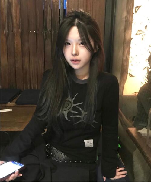 COIRIS(コイリス)の「ソルナ 配色 ラウンドネック 長袖Tシャツ 男女共用 (4カラー)(Tシャツ/カットソー・レディース・グレー/ホワイト×レッド/ホワイト×ブラック/ブラック・FREE/L size)」の18枚目の写真