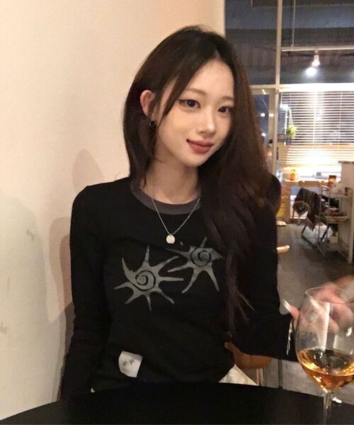 COIRIS(コイリス)の「ソルナ 配色 ラウンドネック 長袖Tシャツ 男女共用 (4カラー)(Tシャツ/カットソー・レディース・グレー/ホワイト×レッド/ホワイト×ブラック/ブラック・FREE/L size)」の13枚目の写真