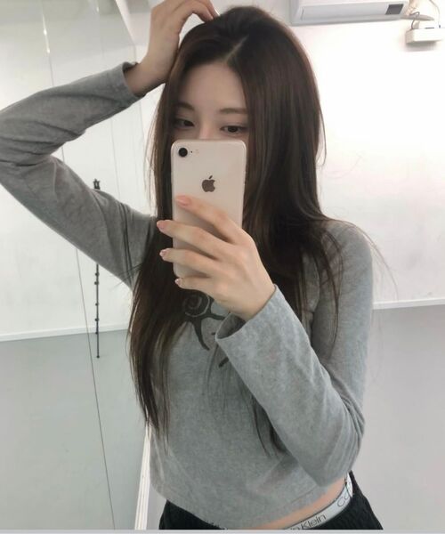 COIRIS(コイリス)の「ソルナ 配色 ラウンドネック 長袖Tシャツ 男女共用 (4カラー)(Tシャツ/カットソー・レディース・グレー/ホワイト×レッド/ホワイト×ブラック/ブラック・FREE/L size)」の12枚目の写真