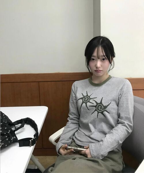 COIRIS(コイリス)の「ソルナ 配色 ラウンドネック 長袖Tシャツ 男女共用 (4カラー)(Tシャツ/カットソー・レディース・グレー/ホワイト×レッド/ホワイト×ブラック/ブラック・FREE/L size)」の11枚目の写真