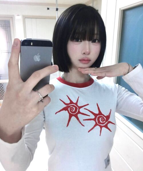 COIRIS(コイリス)の「ソルナ 配色 ラウンドネック 長袖Tシャツ 男女共用 (4カラー)(Tシャツ/カットソー・レディース・グレー/ホワイト×レッド/ホワイト×ブラック/ブラック・FREE/L size)」の10枚目の写真