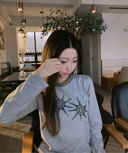 COIRIS(コイリス)の「ソルナ 配色 ラウンドネック 長袖Tシャツ 男女共用 (4カラー)(Tシャツ/カットソー・レディース・グレー/ホワイト×レッド/ホワイト×ブラック/ブラック・FREE/L size)」の7枚目の写真