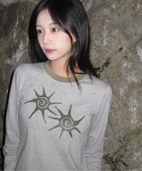 COIRIS(コイリス)の「ソルナ 配色 ラウンドネック 長袖Tシャツ 男女共用 (4カラー)(Tシャツ/カットソー・レディース・グレー/ホワイト×レッド/ホワイト×ブラック/ブラック・FREE/L size)」の6枚目の写真