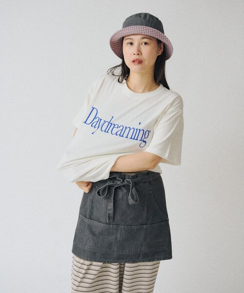 WHIMSIC(ウィムジック)の「【UNISEX/2サイズ展開】デイドリーミングシルクスクリーンプリントT(Tシャツ/カットソー・メンズ・ホワイト/ブラック/グレー・2/1)」の1枚目の写真