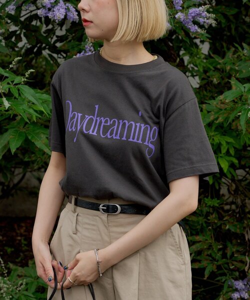 WHIMSIC(ウィムジック)の「【UNISEX/2サイズ展開】デイドリーミングシルクスクリーンプリントT(Tシャツ/カットソー・メンズ・ホワイト/ブラック/グレー・2/1)」の2枚目の写真